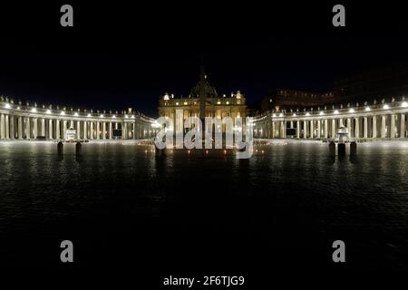 Roma, Italia. 02 aprile 2021. Una veduta generale di Piazza San Pietro, Piazza San Pietro, durante la celebrazione della via Crucis il venerdì prima di Pasqua. Roma (Italia), 2 Aprile 2021 Foto Samantha Zucchi Insifefoto Credit: Insifefoto srl/Alamy Live News Foto Stock