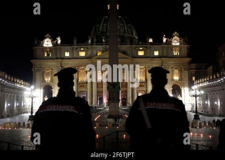 Roma, Italia. 02 aprile 2021. Carabinieri pattugliando durante la celebrazione della via Crucis il venerdì prima di Pasqua in Piazza San Pietro, quasi deserta. Roma (Italia), 2 Aprile 2021 Foto Samantha Zucchi Insifefoto Credit: Insifefoto srl/Alamy Live News Foto Stock