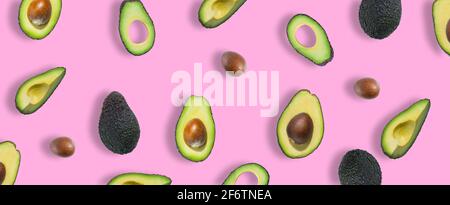 Modello di avocado fresco verde maturo. Banner avocado. Pezzi di avocado, fette e metà isolate su sfondo rosa. Vista dall'alto. Disposizione piatta Foto Stock