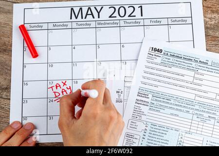 Il servizio InInternal Revenue Service (IRS) ha prorogato la scadenza per la presentazione dell'imposta federale sul reddito fino al maggio 17 2021. Immagine concettuale che mostra una pagina del calendario mar Foto Stock