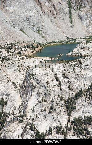 Cascata Evolution Creek che esce dal lago Evolution a Kings Canyon National Park Foto Stock