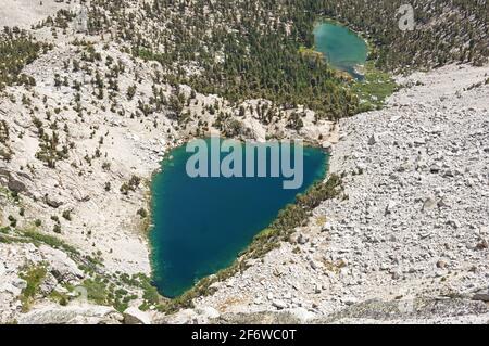 Lago di cuore nella regione della Valle della cipolla orientale Sierra Nevada Mountains in California vista dall'alto Foto Stock