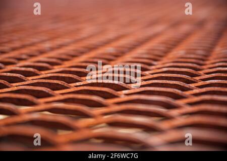 fondo in mesh di metallo arrugginito con profondità di campo poco profonda Foto Stock