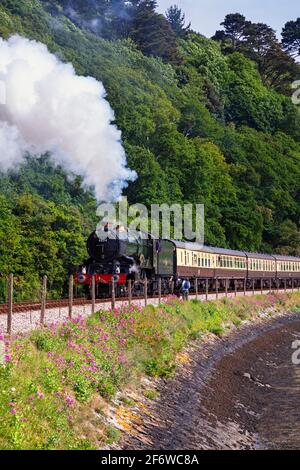 Inghilterra, Devon, GWR locomotiva a vapore n° 6024 "Re Edoardo i" con partenza da Kingswear in direzione del Torbay Express.