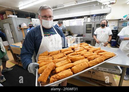 Brentwood, Stati Uniti. 02 aprile 2021. Il volontario Matt Hodge trasporta un vassoio di pesce caldo che sarà imballato e consegnato ad un cliente in attesa nella loro automobile alla scuola St. Mary Magdalen a Brentwood, Missouri venerdì 2 aprile 2021. A causa delle restrizioni COVID-19, la chiesa può servire solo il popolare pasto quaresimale in auto attraverso. Gli organizzatori dicono che oltre 500 automobili guideranno attraverso e più di 2000 pezzi di pesce saranno serviti. Photo by Bill Greenblatt/UPI Credit: UPI/Alamy Live News Foto Stock