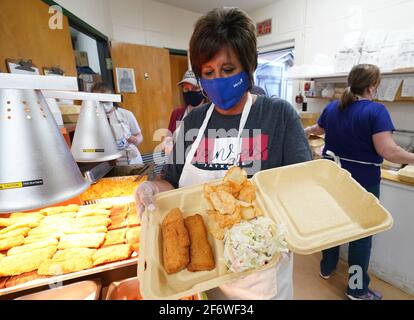 Brentwood, Stati Uniti. 02 aprile 2021. Il volontario Tina Hogan assembla una cena di pesce durante una frittura di pesce il Venerdì Santo, alla scuola St. Mary Magdalen a Brentwood, Missouri, venerdì 2 aprile 2021. A causa delle restrizioni COVID-19, la chiesa può servire solo il popolare pasto quaresimale in auto attraverso. Gli organizzatori dicono che oltre 500 automobili guideranno attraverso e 2000 pezzi di pesce saranno serviti. Photo by Bill Greenblatt/UPI Credit: UPI/Alamy Live News Foto Stock