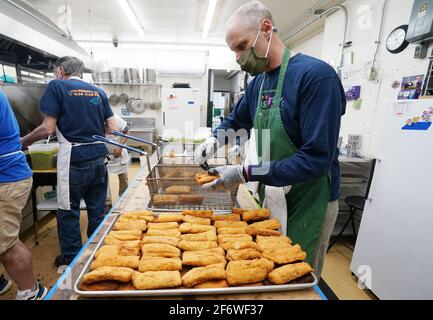 Brentwood, Stati Uniti. 02 aprile 2021. Il volontario Jim Bickhaus ha posto il pesce su fette di pane tostato durante una frittura di pesce il Venerdì Santo, presso la St. Mary Magdalen School di Brentwood, Missouri, venerdì 2 aprile 2021. A causa delle restrizioni COVID-19, la chiesa può servire solo il popolare pasto quaresimale in auto attraverso. Gli organizzatori dicono che oltre 500 automobili guideranno attraverso e 2000 pezzi di pesce saranno serviti. Photo by Bill Greenblatt/UPI Credit: UPI/Alamy Live News Foto Stock