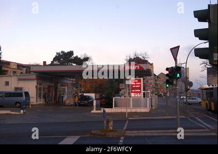 Sun-Tankstelle an der Kreuzung Klosterstraße Ecke Seeburger Straße in der Wilhelmstadt, Berlin-Spandau Foto Stock