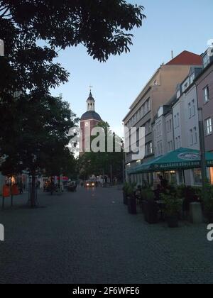 Carl-Schurz-Straße a Berlino-Spandau mit Blick auf die Nikolaikirche Foto Stock