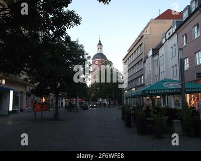 Carl-Schurz-Straße a Berlino-Spandau mit Blick auf die Nikolaikirche Foto Stock