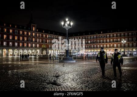 Madrid, Spagna. 02 aprile 2021. La piazza principale di Madrid con la presenza di polizia e priva di civili.Spagna celebra il Venerdì Santo, questa settimana Santa 2021 segnata dalle restrizioni della pandemia Covid19. A Madrid le persone sono trattenute nelle loro comunità e il coprifuoco è ancora alle 11. (Foto di Diego Radames/SOPA Images/Sipa USA) Credit: Sipa USA/Alamy Live News Foto Stock