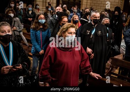 Madrid, Spagna. 02 aprile 2021. Decine di persone osservano la vergine nella parrocchia della Santa croce di Madrid.la Spagna celebra il Venerdì Santo, questa settimana Santa 2021 segnata dalle restrizioni della pandemia di Covid19. A Madrid le persone sono trattenute nelle loro comunità e il coprifuoco è ancora alle 11. (Foto di Diego Radames/SOPA Images/Sipa USA) Credit: Sipa USA/Alamy Live News Foto Stock