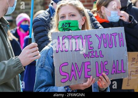 Londra, Regno Unito. 02 aprile 2021. Un manifestante con un cartello che dice 'Active Youth Will Save US All' durante una dimostrazione di Kill the Bill fuori Finsbury Park, nel nord di Londra, in opposizione alla polizia, crimine, condanna e tribunali Bill 2021 che è attualmente dinanzi al Parlamento. La proposta di legge darebbe alla polizia in Inghilterra e Galles più potere di imporre condizioni per le proteste non violente. (Foto di Steve Taylor/SOPA Images/Sipa USA) Credit: Sipa USA/Alamy Live News Foto Stock