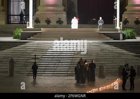 Vaticano. 02 aprile 2021. Papa Francesco guida la celebrazione della Via Crucis, come parte del Venerdì Santo, il 2 aprile 2021, in piazza San Pietro in Vaticano, in mezzo alla pandemia del Coronavirus del Covid-19, con i seguenti protocolli di sicurezza sanitaria del Covid-19. (Foto di Roberto Ramaccia/Agenzia fotografica INA/Sipa USA) Credit: Sipa USA/Alamy Live News Foto Stock