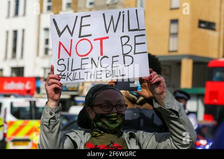 Londra, Regno Unito. 02 aprile 2021. Un manifestante che ha in mano un cartello con la scritta "non saremo tacitati Kill the Bill" durante una dimostrazione di Kill the Bill al di fuori del Finsbury Park, nel nord di Londra, in opposizione alla polizia, al crimine, alle sentenze e ai tribunali Bill 2021 che è attualmente dinanzi al Parlamento. La proposta di legge darebbe alla polizia in Inghilterra e Galles più potere di imporre condizioni per le proteste non violente. (Foto di Steve Taylor/SOPA Images/Sipa USA) Credit: Sipa USA/Alamy Live News Foto Stock