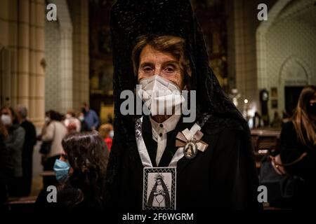 Madrid, Spagna. 02 aprile 2021. Una donna anziana con maschera si pone all'interno della parrocchia della Santa croce di Madrid.Spagna celebra il Venerdì Santo, questa settimana Santa 2021 segnata dalle restrizioni della pandemia di Covid19. A Madrid le persone sono trattenute nelle loro comunità e il coprifuoco è ancora alle 11. (Foto di Diego Radames/SOPA Images/Sipa USA) Credit: Sipa USA/Alamy Live News Foto Stock