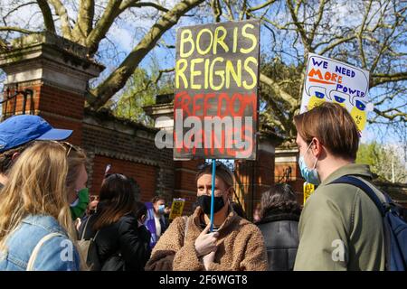 Londra, Regno Unito. 02 aprile 2021. Un manifestante con un cartello che recita "Boris regna Freedom Wanesl" durante una dimostrazione di Kill the Bill fuori dal Finsbury Park, nel nord di Londra, in opposizione al Bill 2021 della polizia, del crimine, delle sentenze e dei tribunali, che è attualmente dinanzi al Parlamento. La proposta di legge darebbe alla polizia in Inghilterra e Galles più potere di imporre condizioni per le proteste non violente. (Foto di Steve Taylor/SOPA Images/Sipa USA) Credit: Sipa USA/Alamy Live News Foto Stock