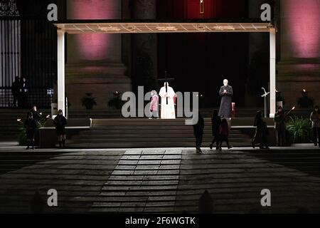 Vaticano. 02 aprile 2021. Papa Francesco guida la celebrazione della Via Crucis, come parte del Venerdì Santo, il 2 aprile 2021, in piazza San Pietro in Vaticano, in mezzo alla pandemia del Coronavirus del Covid-19, con i seguenti protocolli di sicurezza sanitaria del Covid-19. (Foto di Roberto Ramaccia/Agenzia fotografica INA/Sipa USA) Credit: Sipa USA/Alamy Live News Foto Stock