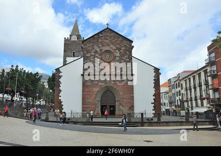 La Cattedrale Cattolica Romana della Madonna dell'Assunzione, risalente al tardo XV secolo, conosciuta anche come sé Catedral nel centro storico di Funchal, Madeira Foto Stock