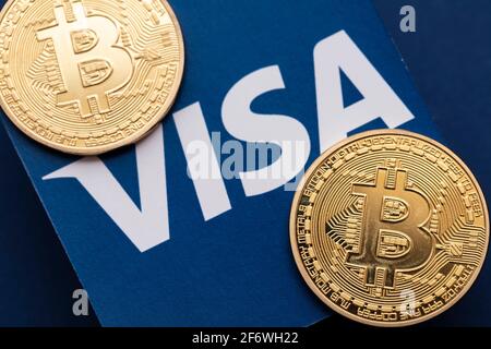 LONDRA, UK - Marzo 2021: Criptovaluta Bitcoin sul logo del servizio finanziario Visa Foto Stock