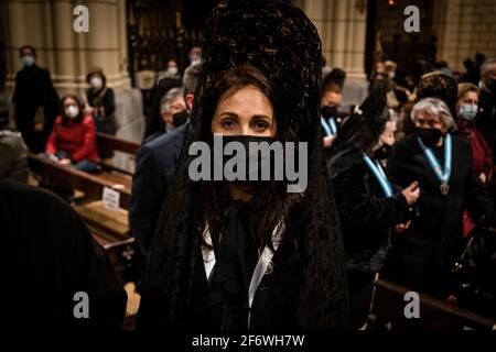 Madrid, Spagna. 02 aprile 2021. Una donna con maschera vista all'interno della parrocchia della Santa croce di Madrid.Spagna celebra il Venerdì Santo, questa settimana Santa 2021 segnata dalle restrizioni della pandemia di Covid19. A Madrid le persone sono trattenute nelle loro comunità e il coprifuoco è ancora alle 11. Credit: SOPA Images Limited/Alamy Live News Foto Stock