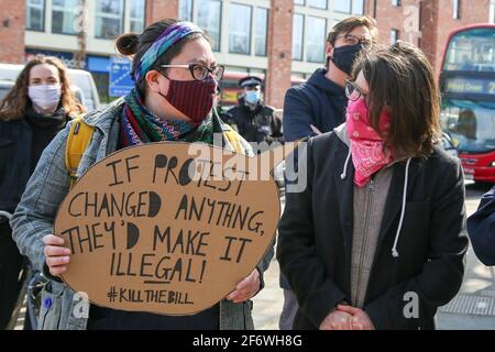 Londra, Regno Unito. 02 aprile 2021. Un manifestante che ha tenuto un cartello con la scritta "Loud Proud Women us the Vote - Kill the Bill" durante una dimostrazione di Kill the Bill al di fuori del Finsbury Park, nel nord di Londra, in opposizione al Bill 2021 della polizia, del crimine, delle sentenze e dei tribunali, che è attualmente dinanzi al Parlamento. La proposta di legge darebbe alla polizia in Inghilterra e Galles più potere di imporre condizioni per le proteste non violente. Credit: SOPA Images Limited/Alamy Live News Foto Stock