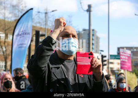 Londra, Regno Unito. 02 aprile 2021. Un manifestante che fa gesti durante una dimostrazione di Kill the Bill fuori dal Finsbury Park nel nord di Londra in opposizione alla polizia, al crimine, alle sentenze e ai tribunali Bill 2021 che è attualmente dinanzi al Parlamento. La proposta di legge darebbe alla polizia in Inghilterra e Galles più potere di imporre condizioni per le proteste non violente. Credit: SOPA Images Limited/Alamy Live News Foto Stock