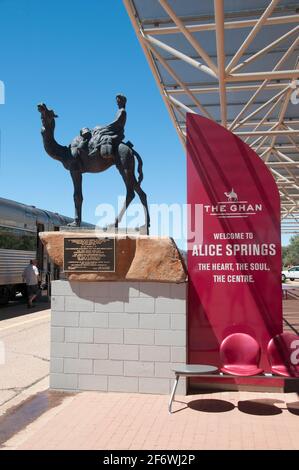 Monumento ai pionieri afghani al terminal passeggeri di Aiice Springs per Ghan, Darwin, Northern Territory, Australia Foto Stock