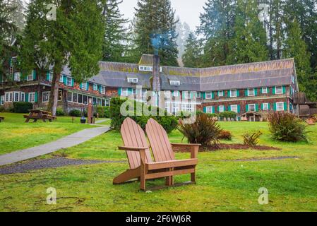 Il Lake Quinault Lodge è un hotel storico situato sulla riva sud-orientale del lago Quinault, nella foresta nazionale olimpica di Washington, Stati Uniti. L'hotel era il b Foto Stock