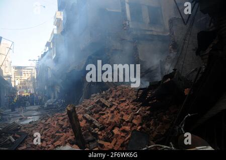 Vista del luogo dopo un incendio scoppiato incidente come i funzionari delle vigili del fuoco stanno cercando di mettere fuori dal fuoco estinguente ieri, a Urdu Bazar a Rawalpindi.UN enorme incendio è scoppiato al Bazaar Urdu Rawalpindi. Più di dieci veicoli vigili del fuoco della Water and Sanitation Agency (WASA) sono nel sito che lottano per soffiare le fiamme. I funzionari hanno comunicato che il fuoco è così intenso che ha inghiottito oltre 20 negozi e si sta diffondendo ulteriormente nei negozi vicini. (Foto di Zubair Abbasi/Pacific Press) Foto Stock