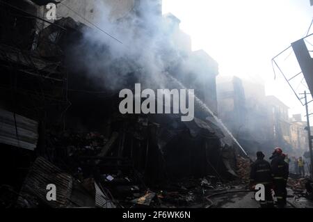 Vista del luogo dopo un incendio scoppiato incidente come i funzionari delle vigili del fuoco stanno cercando di mettere fuori dal fuoco estinguente ieri, a Urdu Bazar a Rawalpindi.UN enorme incendio è scoppiato al Bazaar Urdu Rawalpindi. Più di dieci veicoli vigili del fuoco della Water and Sanitation Agency (WASA) sono nel sito che lottano per soffiare le fiamme. I funzionari hanno comunicato che il fuoco è così intenso che ha inghiottito oltre 20 negozi e si sta diffondendo ulteriormente nei negozi vicini. (Foto di Zubair Abbasi/Pacific Press) Foto Stock
