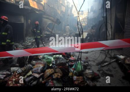 Vista del luogo dopo un incendio scoppiato incidente come i funzionari delle vigili del fuoco stanno cercando di mettere fuori dal fuoco estinguente ieri, a Urdu Bazar a Rawalpindi.UN enorme incendio è scoppiato al Bazaar Urdu Rawalpindi. Più di dieci veicoli vigili del fuoco della Water and Sanitation Agency (WASA) sono nel sito che lottano per soffiare le fiamme. I funzionari hanno comunicato che il fuoco è così intenso che ha inghiottito oltre 20 negozi e si sta diffondendo ulteriormente nei negozi vicini. (Foto di Zubair Abbasi/Pacific Press) Foto Stock