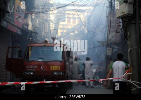 Vista del luogo dopo un incendio scoppiato incidente come i funzionari delle vigili del fuoco stanno cercando di mettere fuori dal fuoco estinguente ieri, a Urdu Bazar a Rawalpindi.UN enorme incendio è scoppiato al Bazaar Urdu Rawalpindi. Più di dieci veicoli vigili del fuoco della Water and Sanitation Agency (WASA) sono nel sito che lottano per soffiare le fiamme. I funzionari hanno comunicato che il fuoco è così intenso che ha inghiottito oltre 20 negozi e si sta diffondendo ulteriormente nei negozi vicini. (Foto di Zubair Abbasi/Pacific Press) Foto Stock