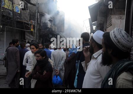 Vista del luogo dopo un incendio scoppiato incidente come i funzionari delle vigili del fuoco stanno cercando di mettere fuori dal fuoco estinguente ieri, a Urdu Bazar a Rawalpindi.UN enorme incendio è scoppiato al Bazaar Urdu Rawalpindi. Più di dieci veicoli vigili del fuoco della Water and Sanitation Agency (WASA) sono nel sito che lottano per soffiare le fiamme. I funzionari hanno comunicato che il fuoco è così intenso che ha inghiottito oltre 20 negozi e si sta diffondendo ulteriormente nei negozi vicini. (Foto di Zubair Abbasi/Pacific Press) Foto Stock