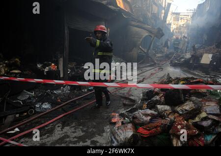 Vista del luogo dopo un incendio scoppiato incidente come i funzionari delle vigili del fuoco stanno cercando di mettere fuori dal fuoco estinguente ieri, a Urdu Bazar a Rawalpindi.UN enorme incendio è scoppiato al Bazaar Urdu Rawalpindi. Più di dieci veicoli vigili del fuoco della Water and Sanitation Agency (WASA) sono nel sito che lottano per soffiare le fiamme. I funzionari hanno comunicato che il fuoco è così intenso che ha inghiottito oltre 20 negozi e si sta diffondendo ulteriormente nei negozi vicini. (Foto di Zubair Abbasi/Pacific Press) Foto Stock