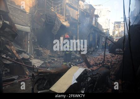 Vista del luogo dopo un incendio scoppiato incidente come i funzionari delle vigili del fuoco stanno cercando di mettere fuori dal fuoco estinguente ieri, a Urdu Bazar a Rawalpindi.UN enorme incendio è scoppiato al Bazaar Urdu Rawalpindi. Più di dieci veicoli vigili del fuoco della Water and Sanitation Agency (WASA) sono nel sito che lottano per soffiare le fiamme. I funzionari hanno comunicato che il fuoco è così intenso che ha inghiottito oltre 20 negozi e si sta diffondendo ulteriormente nei negozi vicini. (Foto di Zubair Abbasi/Pacific Press) Foto Stock