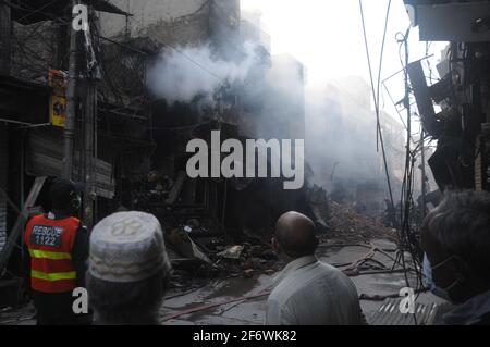 Vista del luogo dopo un incendio scoppiato incidente come i funzionari delle vigili del fuoco stanno cercando di mettere fuori dal fuoco estinguente ieri, a Urdu Bazar a Rawalpindi.UN enorme incendio è scoppiato al Bazaar Urdu Rawalpindi. Più di dieci veicoli vigili del fuoco della Water and Sanitation Agency (WASA) sono nel sito che lottano per soffiare le fiamme. I funzionari hanno comunicato che il fuoco è così intenso che ha inghiottito oltre 20 negozi e si sta diffondendo ulteriormente nei negozi vicini. (Foto di Zubair Abbasi/Pacific Press) Foto Stock