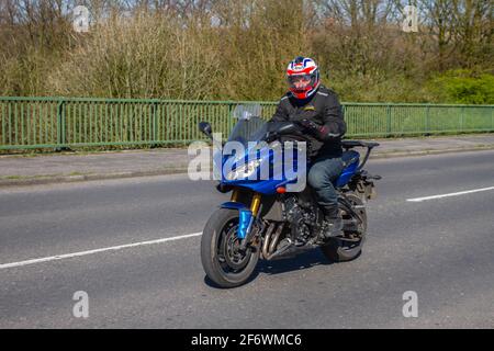 2010 blu Yamaha Fazer 779cc motociclista; due ruote di trasporto, moto, veicolo su strada britannica, moto, motociclisti moto motociclisti di Manchester, Regno Unito Foto Stock