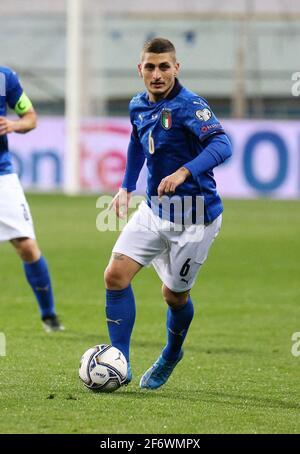 File photo del 25 marzo 2021 di Marco Verratti in occasione della Coppa del mondo FIFA 2022, partita di calcio del gruppo C dei Qualifers tra Italia e Irlanda del Nord allo stadio Ennio Tardini di Parma. Verratti si è ancora una volta dato prova di positivo per Covid-19 e mancherà la 1° tappa del Quarterfinal della UEFA Champions League tra Bayern Monaco e Parigi Saint-Germain. Il centrocampista italiano aveva dato risultati positivi per il virus nel gennaio di quest'anno e ancora una volta contratte il virus. Ha giocato due delle tre partite di qualificazione della Coppa del mondo per l'Italia in cui hanno battuto l'IRE settentrionale Foto Stock