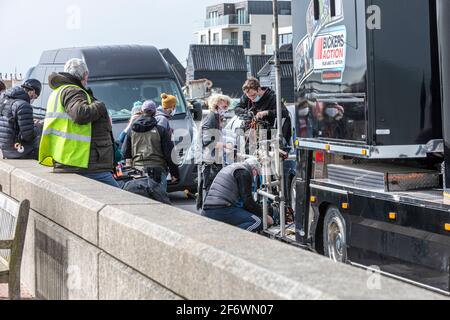 L'equipaggio filmando la serie due di Back to Life a Hythe, Kent, Regno Unito Foto Stock