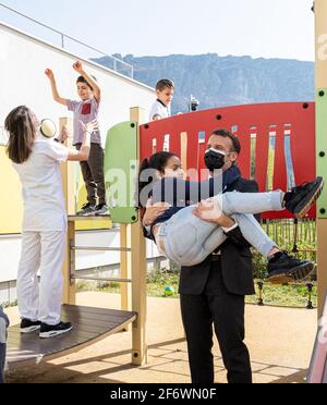 Il presidente francese Emmanuel Macron visita l'unità per i disturbi dello spettro dell'autismo (ASD) all'ospedale Alpes-Isere di Saint-Egreve in occasione della Giornata mondiale della consapevolezza dell'autismo il 2 aprile 2021. Foto di Konrad K./piscina/ABACAPRESS.COM Foto Stock