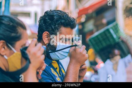 K.R.Market, Bangalore, India - Febbraio 06,2021: Fotografo che scatta con vecchie fotocamere durante il covid-19 Foto Stock