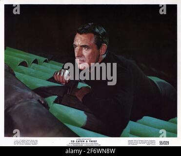 CARY GRANT sul tetto per PRENDERE UN LADRO 1955 regista ALFRED HITCHCOCK basato su romanzo di David Dodge sceneggiatura John Michael Hayes costumi Edith Head Paramount Pictures Foto Stock