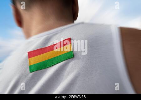 La bandiera nazionale della Bolivia sulla schiena dell'atleta Foto Stock