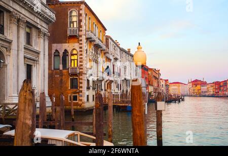 Canal Grande a Venezia, all'alba della mattina presto, senza folla o persone presenti Foto Stock