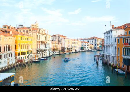 Canal Grande a Venezia, all'alba della mattina presto, senza folla o persone presenti Foto Stock