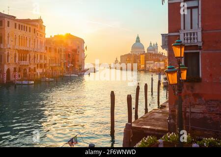 Canal Grande a Venezia, all'alba, con la cupola di San Simeon piccolo sullo sfondo Foto Stock