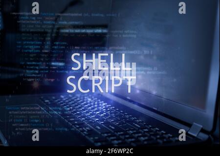 Iscrizione script shell su laptop e sfondo codice. Concetto di tecnologia. Imparare il linguaggio di programmazione. Foto Stock
