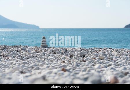 Piramide di Zen su una spiaggia di ciottoli in una giornata di sole Foto Stock