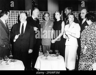 Ricevimento stampa a Cannes in Francia per la stampa francese con da sinistra ROLAND LESSAFRE, ALFRED HITCHCOCK, JOHN WILLIAMS, CHARLES VANEL, GRACE KELLY, CARY GRANT, BRIGITTE AUBER RENE BLANCARD e GEORGETTE ANYS all'inizio delle riprese di per CATTURARE UN LADRO 1955 regista ALFRED HITCHCOCK basato sul romanzo di David Dodge sceneggiatura John Michael Hayes costumi Edith Head Paramount Pictures Foto Stock